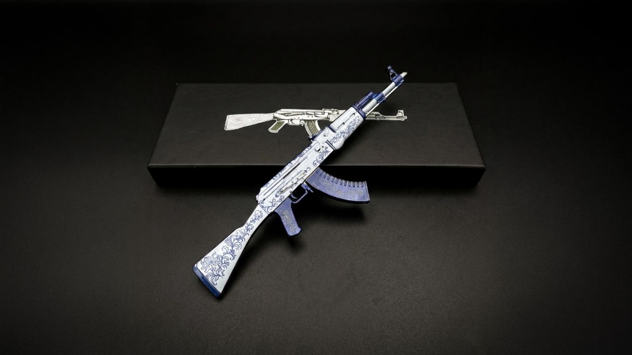 Miniatura AK-47 Inheritance em sua caixa